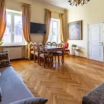 Apartament luster i obrazów